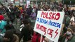 Milhares de pessoas protestam em Varsóvia