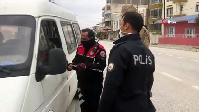 Korona denetiminde vatandaş polis ve jandarmaya kolonya ikram etti