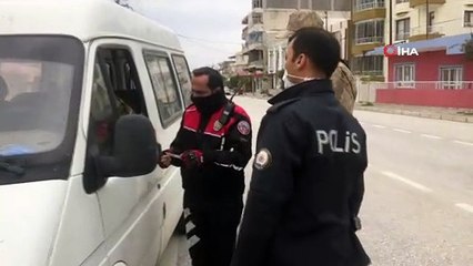 Korona denetiminde vatandaş polis ve jandarmaya kolonya ikram etti