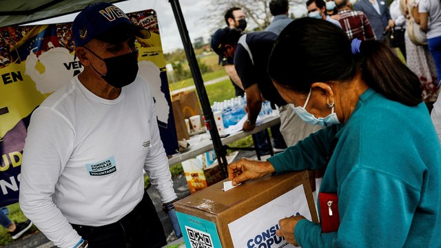 المعارضة الفنزويلية تنظم استفتاء عبر الإنترنت بشأن حكم الرئيس مادورو