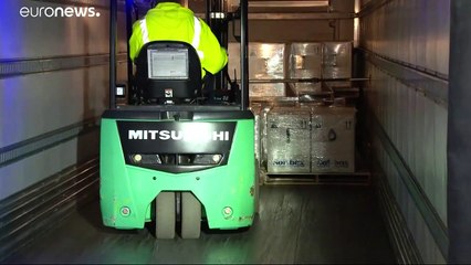 شاهد: تعبئة  لقاح فيروس كورونا في شاحنات تمهيداً لتوزيعه في الولايات المتحدة