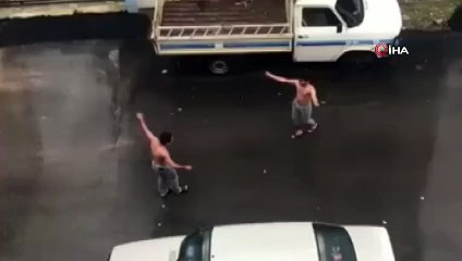 Kimi yağmur sesi eşliğinde oynadı, kimi de göle dönen caddelerde bota binip kürekle gezdi