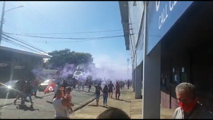 ext-aficionados-morados-afuera-estadio-121220