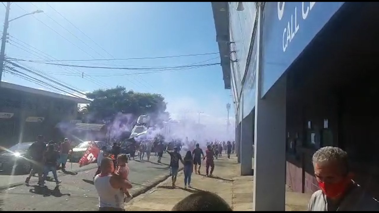ext-aficionados-morados-afuera-estadio-121220