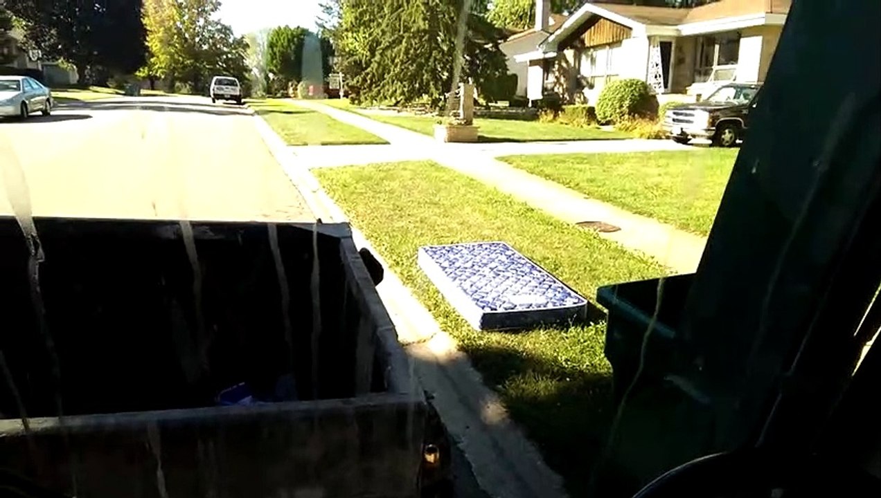 La joie de cet éboueur qui réussit à ramasser un matelas avec une pince géante