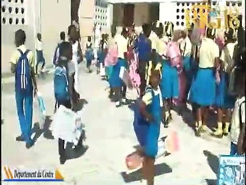 Martine Moïse premyè Dam Repiblik la distribiye kit eskolè, jwèt nan plizyè lekòl nan depatman sant