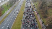 Miles de personas protestan en Varsovia contra el Gobierno polaco