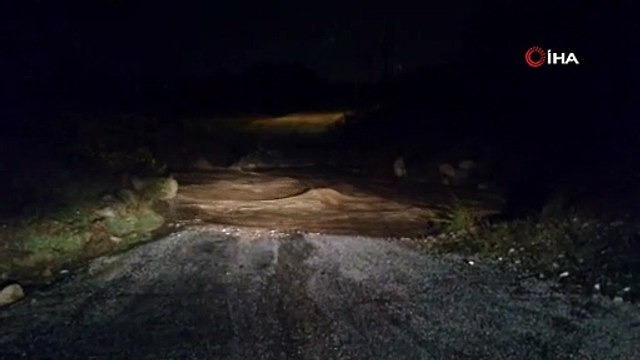 İzmir'de sel sularına kapılan araçta bulunan 5 kişiden 2'si kayboldu