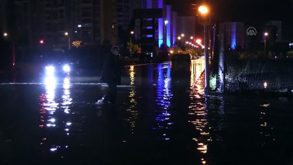 İZMİR - Yağışın ardından denizin taşması sonucu araçlar su altında kaldı