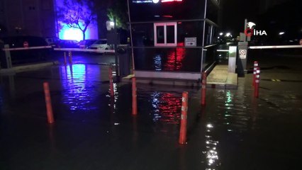 İzmir'de deniz taştı, araçlar suyun altında kaldı