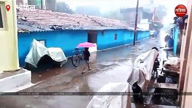 VIDEO: 2 दिनों से हो रही हल्की बूंदाबांदी के बाद आज तेज़ बारिश, बढ़ेगी ठंड