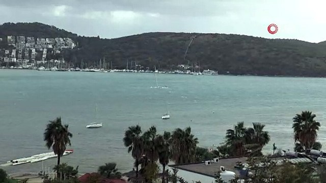 Bodrum'da çıkan fırtına milyonluk tekneyi alabora etti