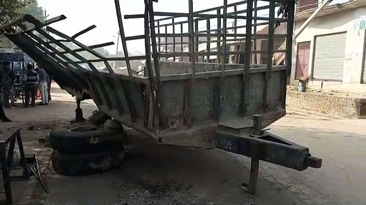 इकदिल रेलवे स्टेशन रोड पर खड़ी खराब ट्रॉली, राहगीर हो रहे परेशान