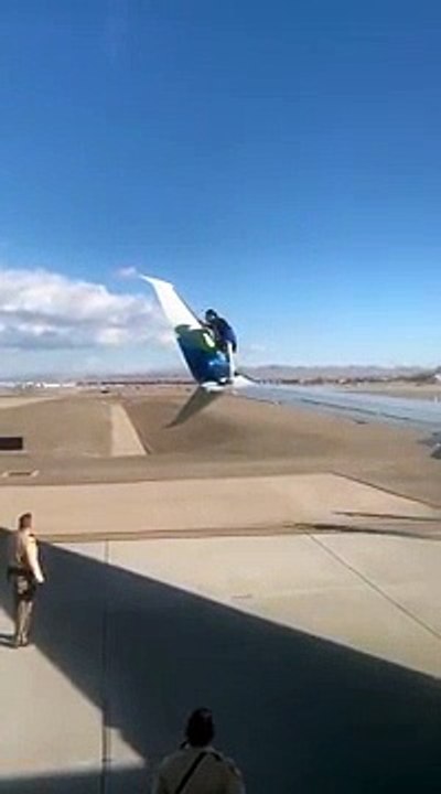 Un homme sur l'aile d'un avion à l'aéroport de Las Vegas