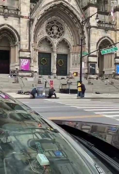 New York : Un homme abattu devant les caméras alors qu'il venait d'ouvrir le feu lors d'un concert de chants de Noël devant la cathédrale Saint-Jean