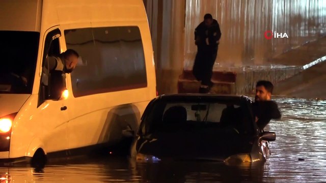 Göle dönen alt geçitte araç içinde mahsur kaldılar