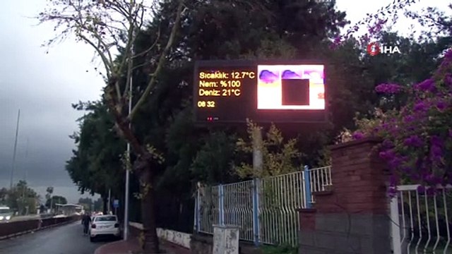 Dev dalgaların dövdüğü dünyaca ünlü sahil beyaza büründü