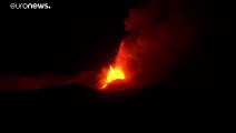 Lava e neve sull'Etna che torna in eruzione