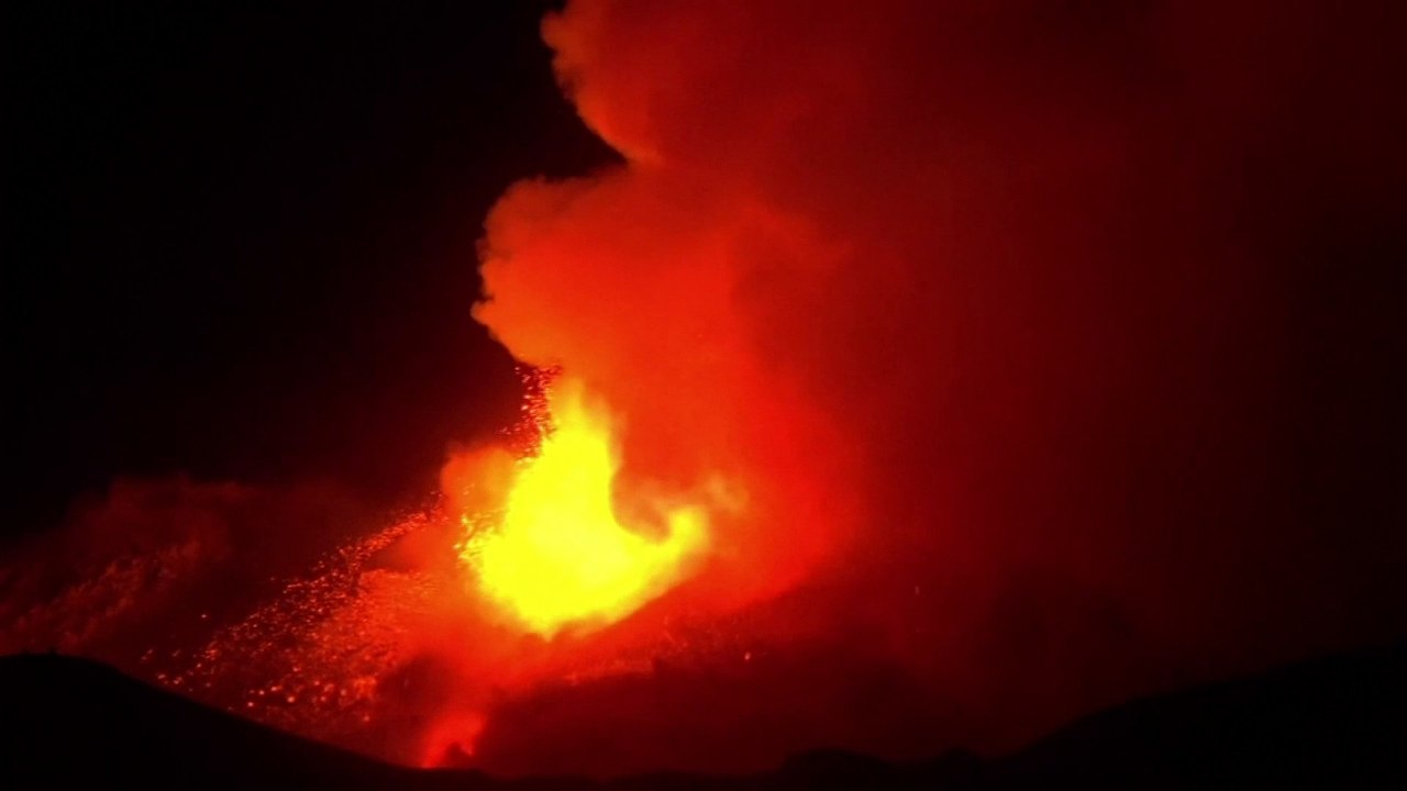 Les images d'une nouvelle éruption de l'Etna en Sicile et d'impressionnantes fontaines de lave