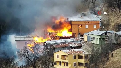 Rize’de çıkan yangında 7 ev tamamen yandı, ekiplerin müdahalesi sürüyor