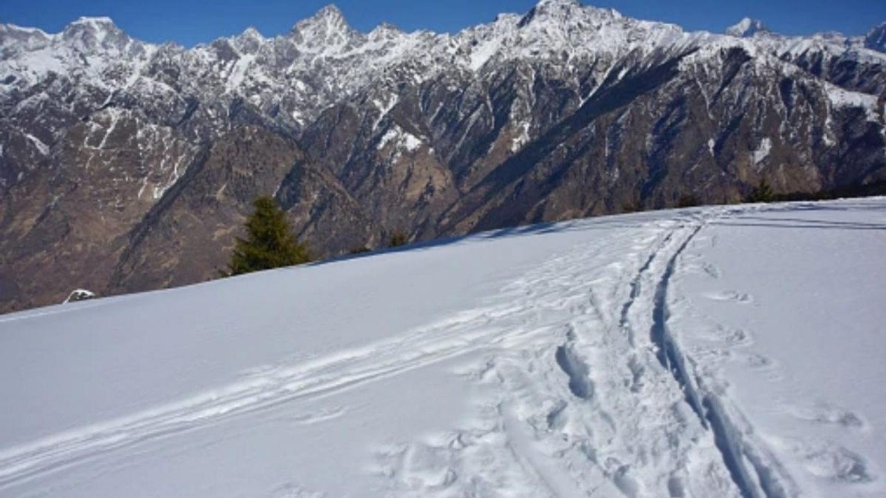 Uttarakhand: Auli receives snowfall, tourists enjoy