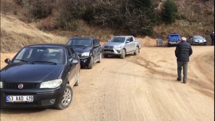 RİZE - Gölyayla köyünde çıkan yangına müdahale ediliyor (4)