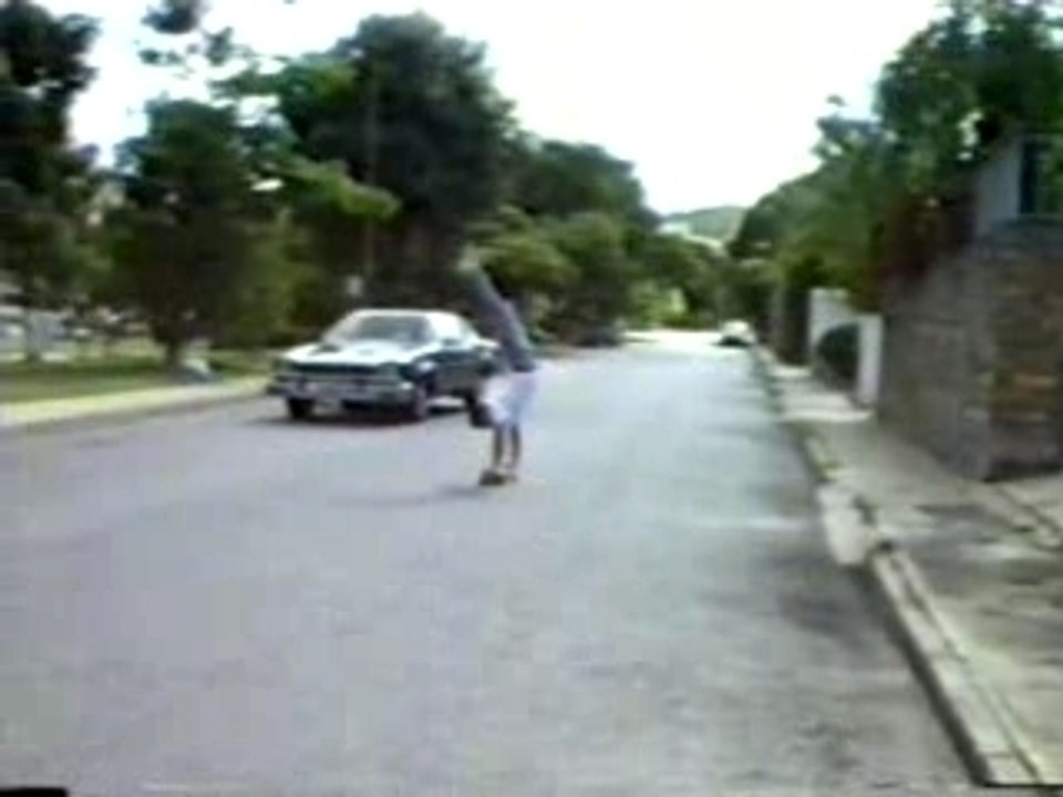 Pantin Skateboard Handstand