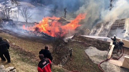 RİZE - Gölyayla köyünde çıkan yangına müdahale ediliyor (5)