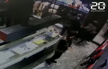 Paris: Une boutique Moncler pillée sous les yeux des vendeurs