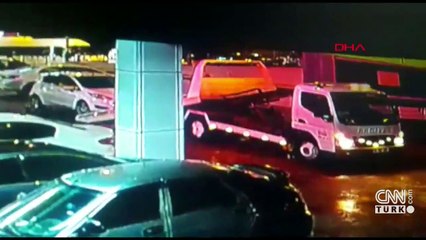Sattıkları otomobili çekiciyle çaldılar | Video