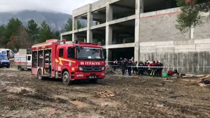 DENİZLİ - İnşaatın foseptik için kazılan bölümünde biriken suyu boşaltmak isteyen işçilerden 8’i çalıştırılan motorun gazından etkilendi