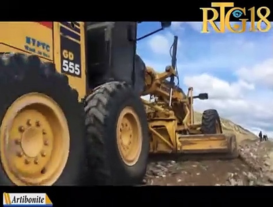 Nader Joiséus minisTPTC a nan kad vizit li nan Latibonit pou evalye eta avansman diferan chantye.