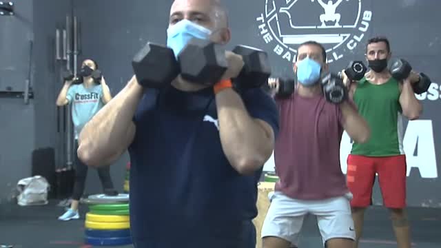 Largas colas en la apertura de centros comerciales en Asturias y Catalunya