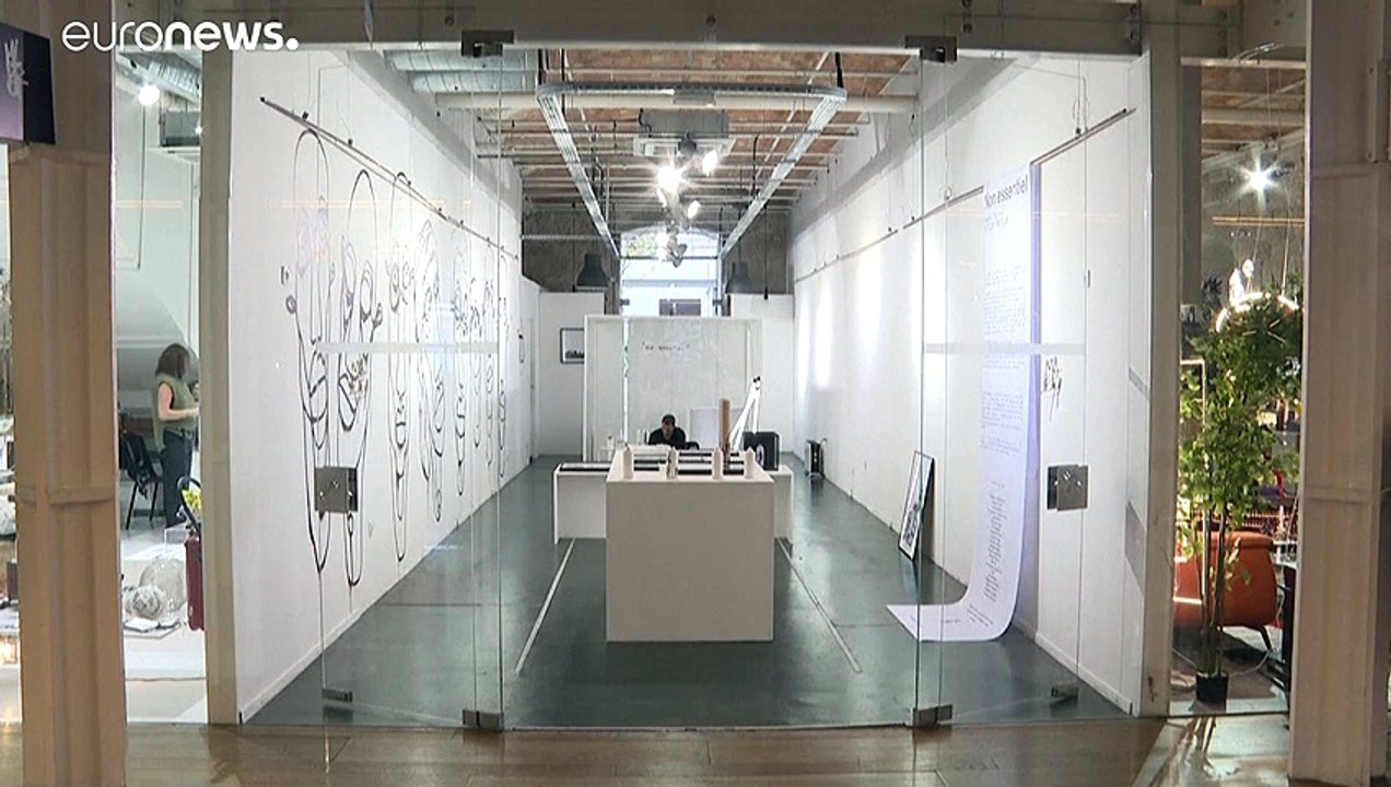 Protest auf 4 m²: Künstler lebt freiwillig 10 Tage im Glaskasten