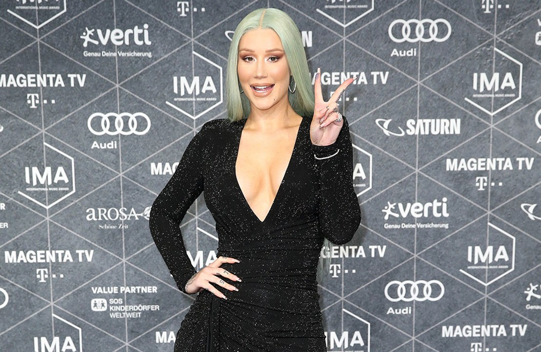 Iggy Azalea pede conselhos de estilo para seus seguidores do Twitter