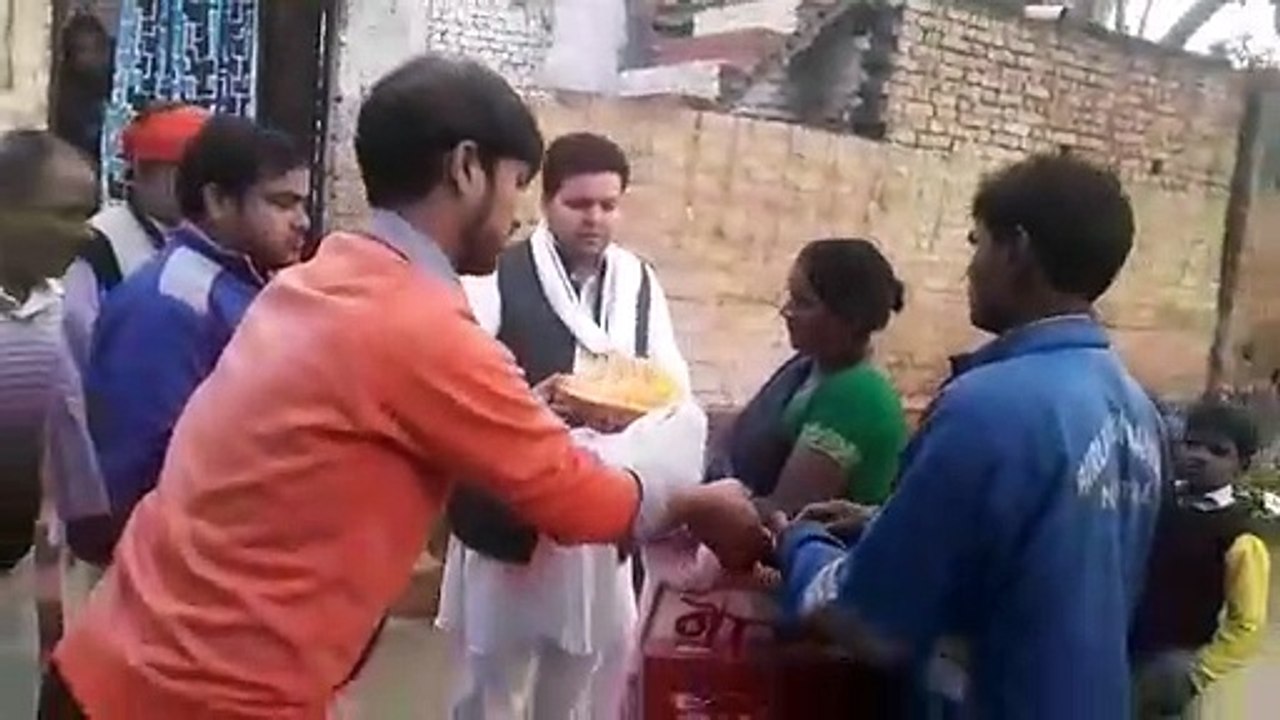 समाजसेवी सिद्धार्थ शुक्ला ने ओयल कस्बे शादी के दिन कन्या को फल तथा वस्त्र प्रदान किया