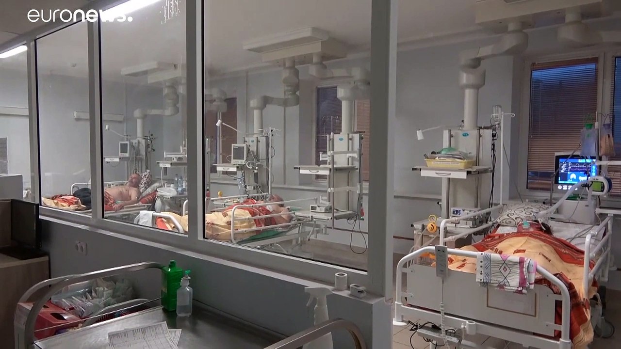 Covid in Belarus: Lukaschenko nimmt vor Patientin die Maske ab