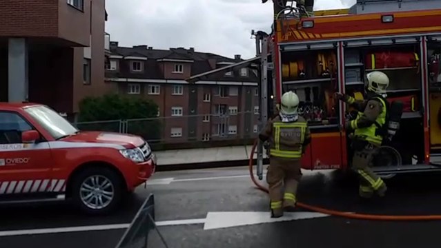 Los bomberos de Oviedo intervienen en una fuga de gas