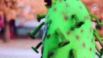 İnegöl'de 'koronavirüs kostümü'yle gezen belediye personelinden maske, mesafe, temizlik uyarısı
