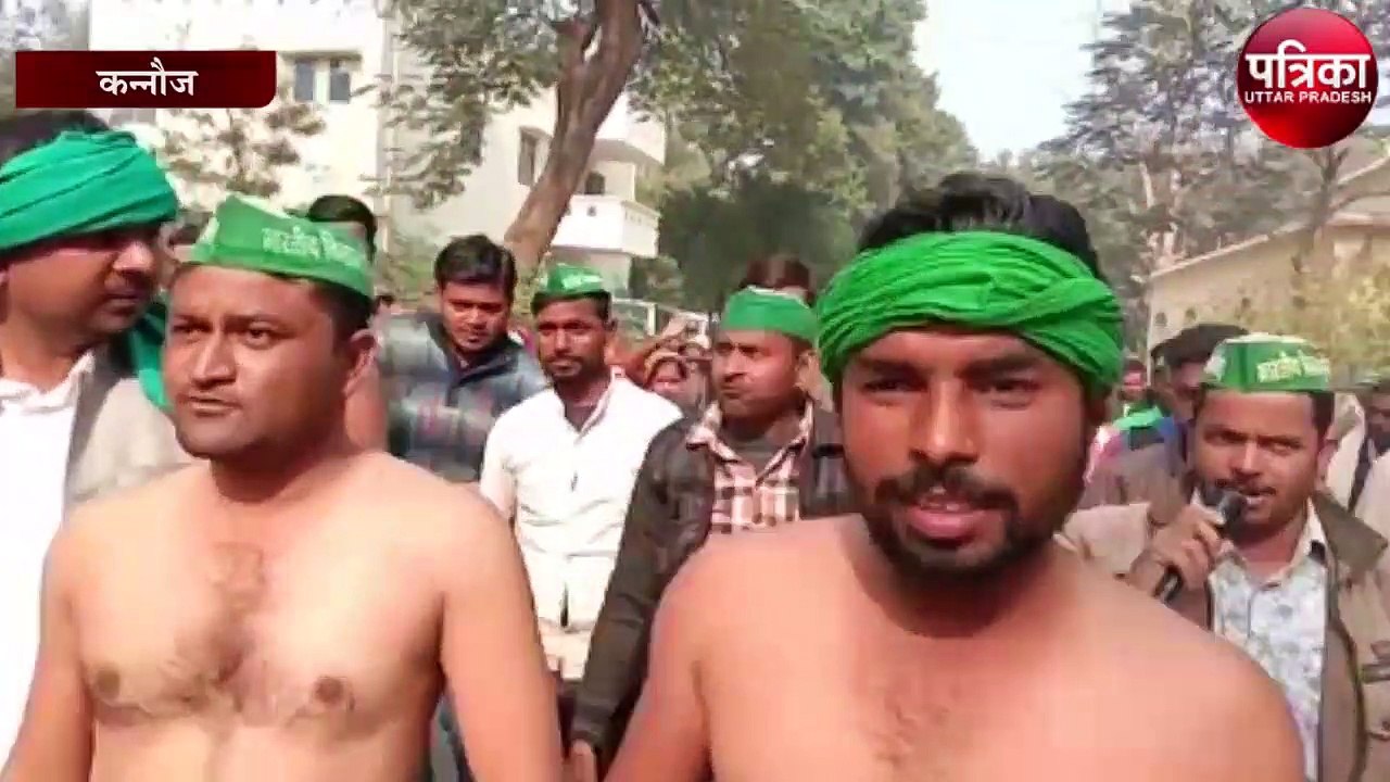 किसानों ने अर्धनग्न होकर भैंस के आगे बीन बजाकर...