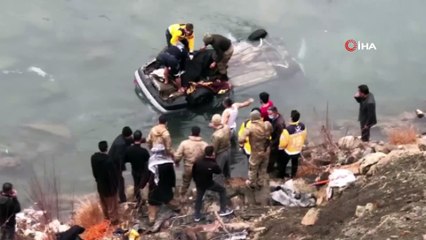 Otomobil Habur Çayına uçtu, anne, baba ve bebekleri can verdi