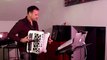 En Ille-et-Vilaine, privé de thés dansants, un accordéoniste se produit sur les réseaux sociaux