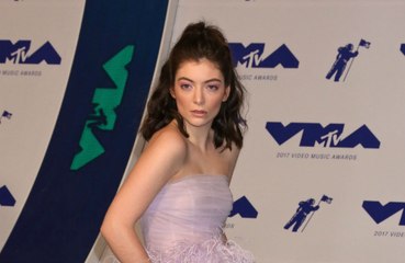 Lorde returns to onion ring Instagram account