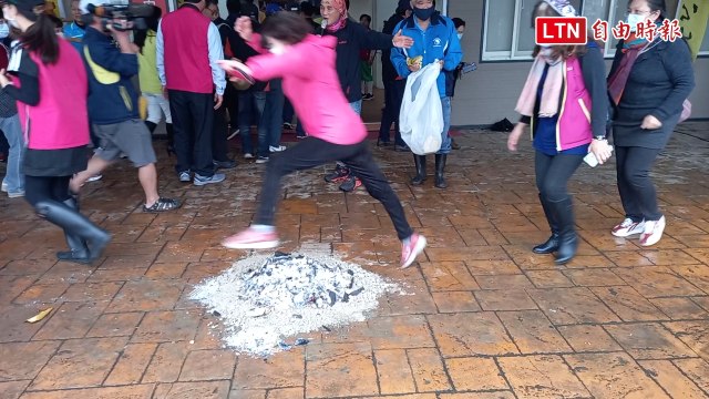 全國最大的二結王公過火 準備1.2萬斤木炭燒成大火堆