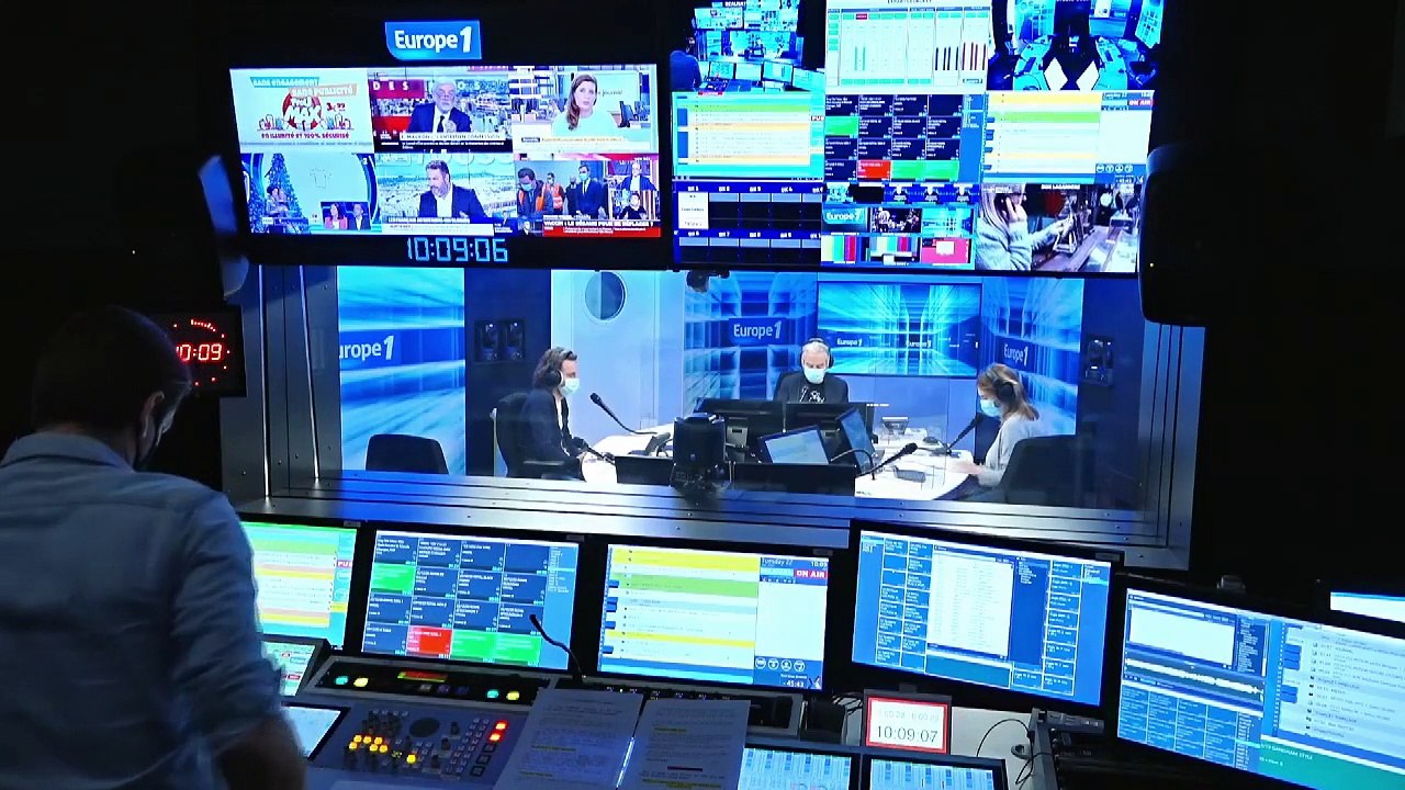 "13 à table" et "Le Père Noël est une ordure" : un repas de Noël sur les planches