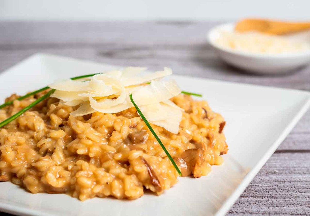 Risotto con champiñones, trufa y alimentos de temporada