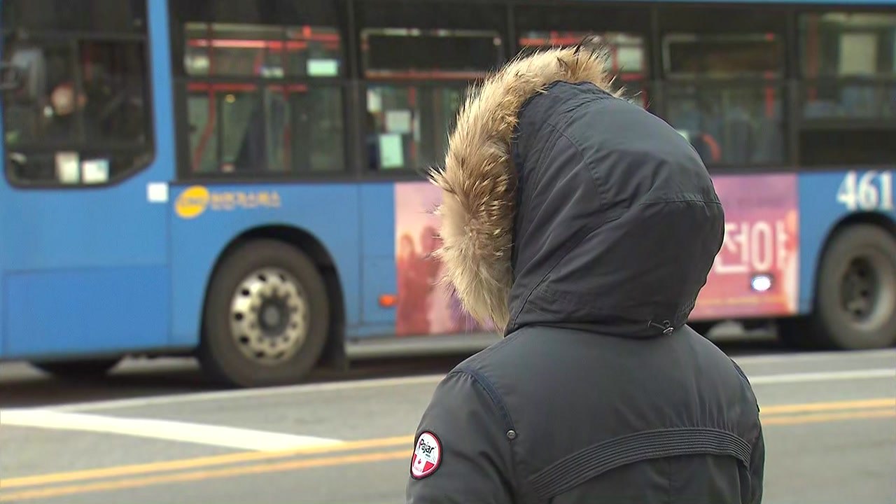 [날씨] 이틀째 최저 기온 경신, 서울 -11.1℃...서해안·제주 폭설 / YTN