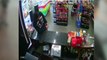 Câmera de segurança flagra homem furtando celular em loja de conveniência