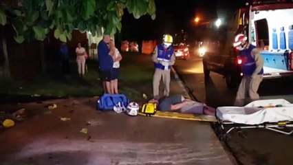 Ao desviar de dois cães, motociclista atinge traseira de carro estacionado no Bairro Brasília