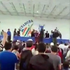 ¡En la cabeza! Le lanzaron una silla a Evo Morales